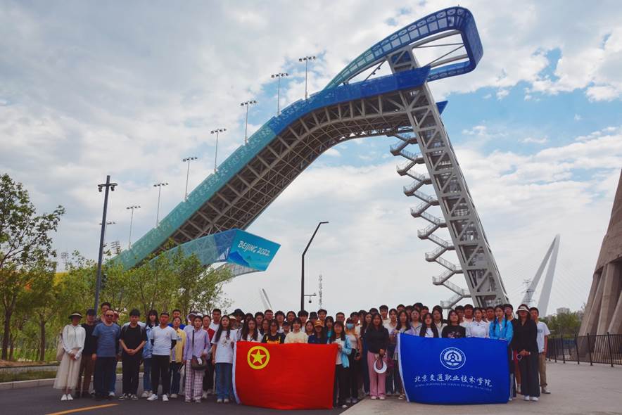 人们站在船上低可信度描述已自动生成