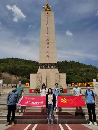 vwin德赢ac米兰官方网党支部在吴起中央红军长征胜利纪念碑前合影