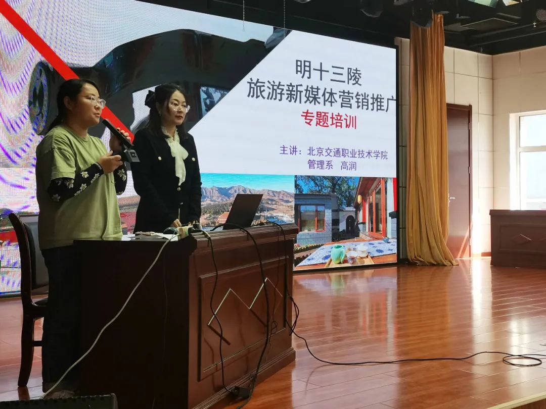 图片包含 女人, 桌子, 站, 男人描述已自动生成