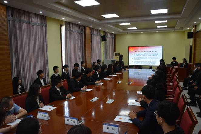 会议室里的人们描述已自动生成