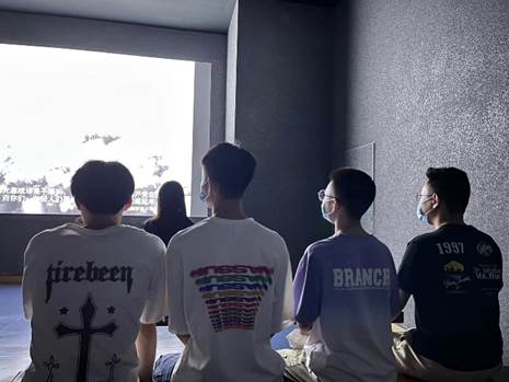 男人们站在一起描述已自动生成