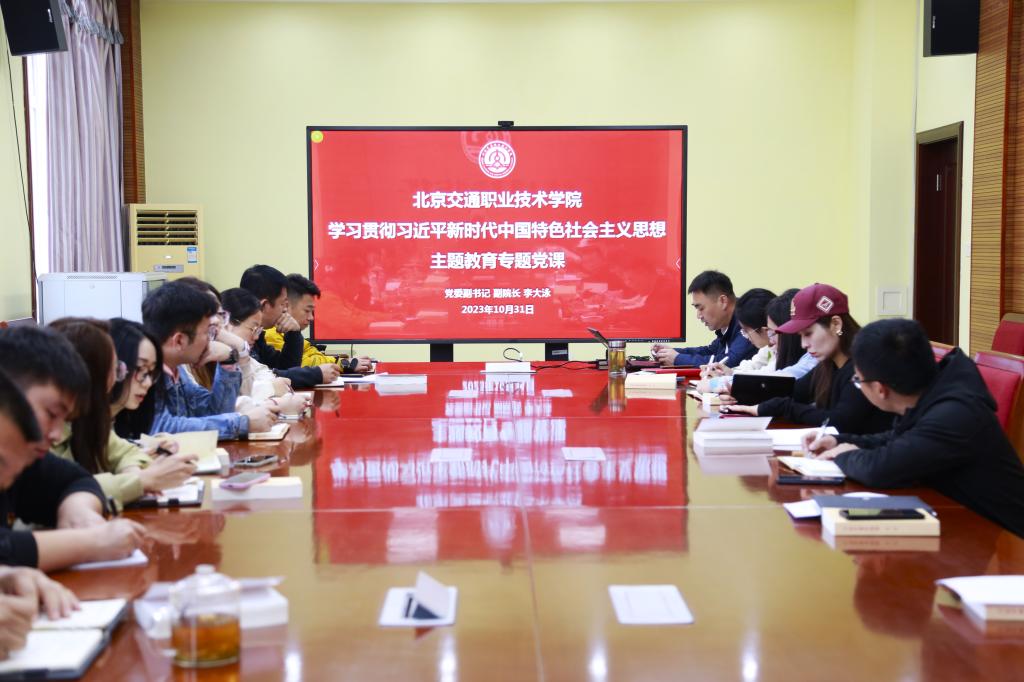 一群人坐在桌子前描述已自动生成